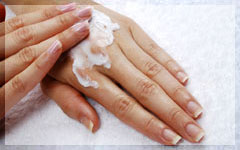 ナチュラルネイルの強化剤を塗布し爪をしなやかにし、強度をつけます。
